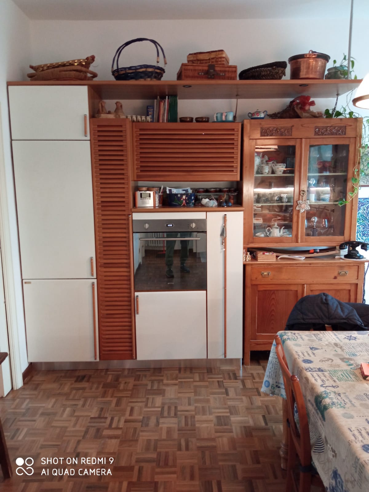 Composizione cucina con elementi in legno