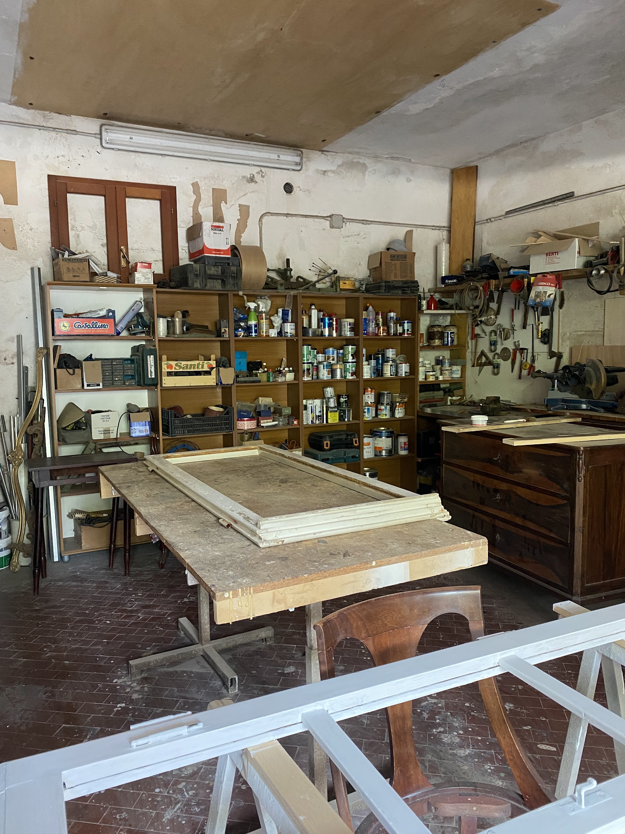 Banco di restauro nel laboratorio Palazzi