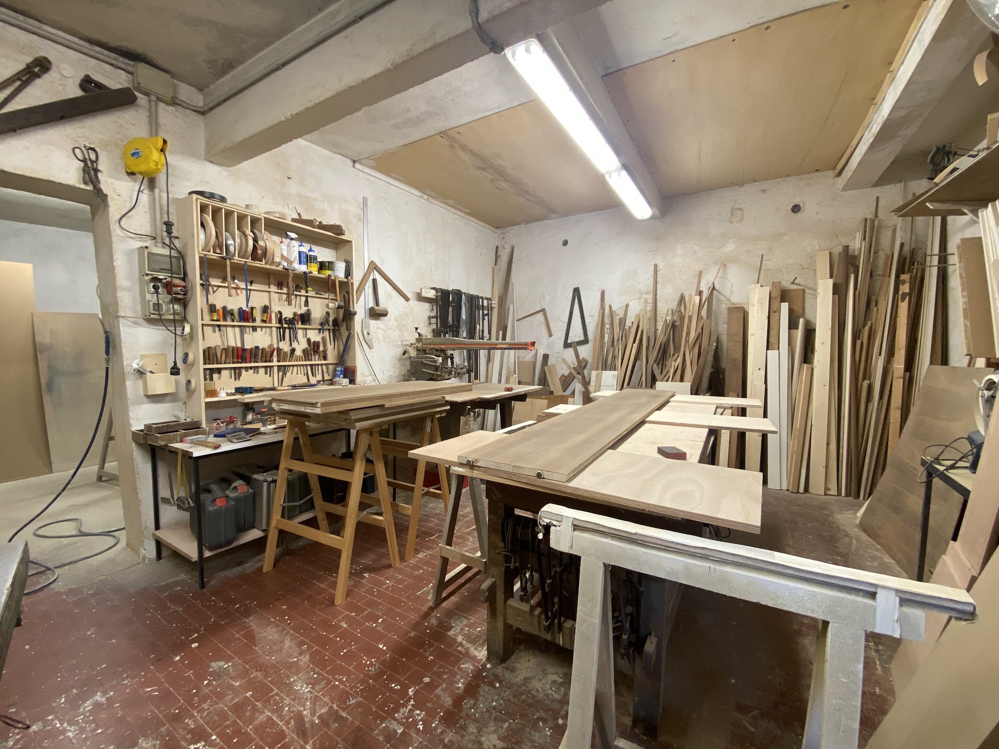 Piani in legno in lavorazione nel laboratorio